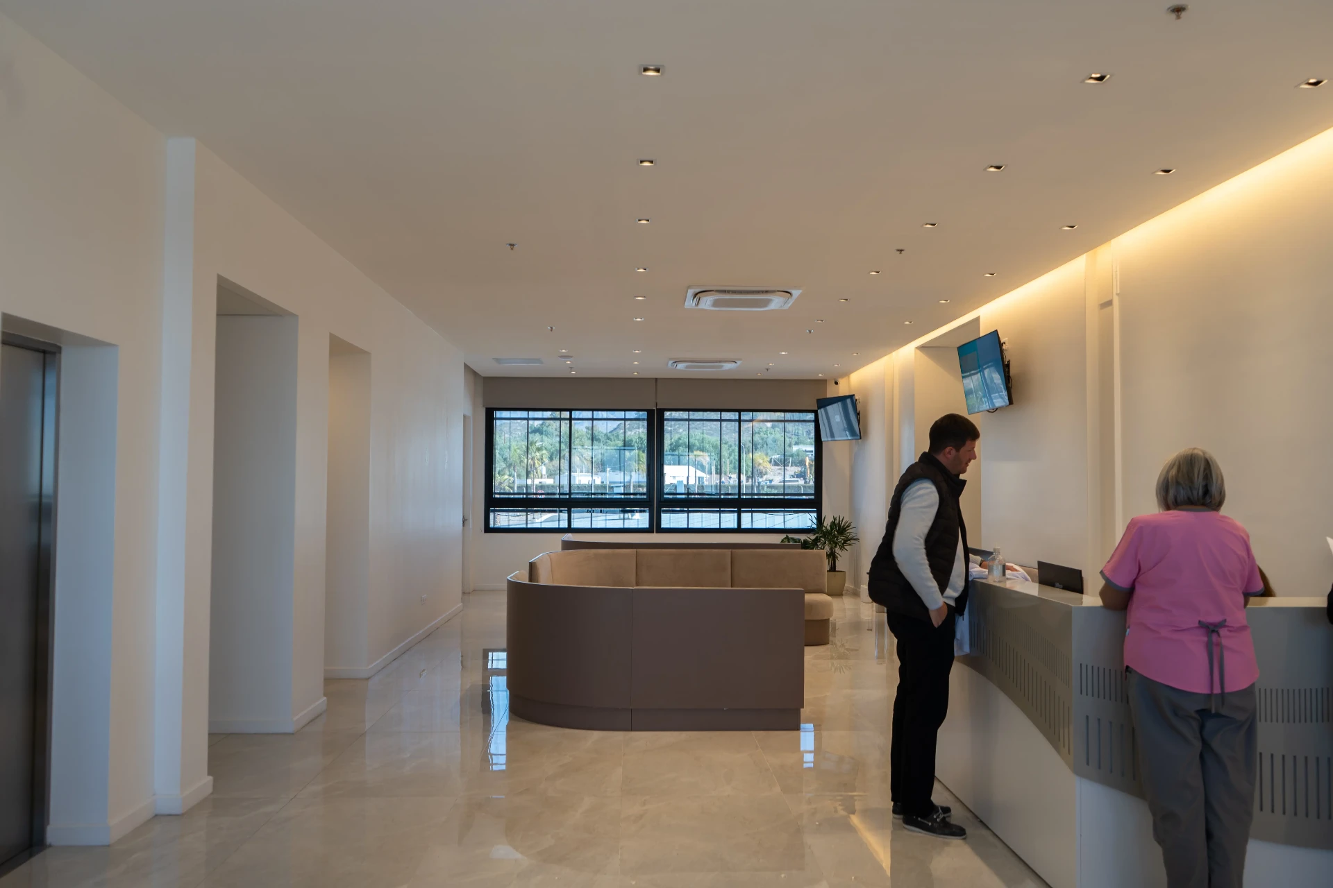 Hall central y mesa de entrada